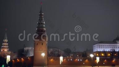莫斯科。 克里姆林宫的墙。 上面有红星的塔。 特写镜头。 冬夜。 超高清